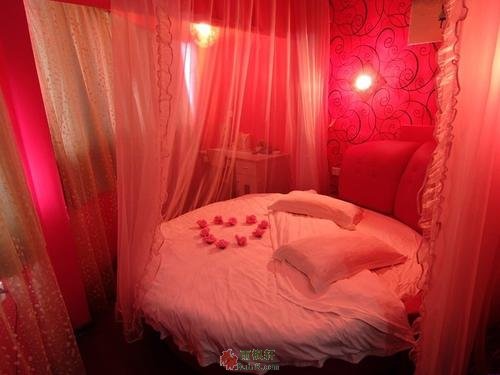 我的床流淌着无数急湍的瀑布