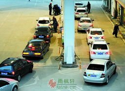 涨价前去加油站排队